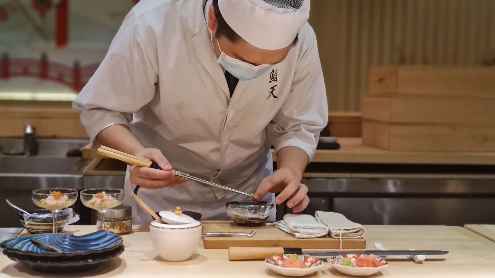 寿司を仕立てる職人の手仕事