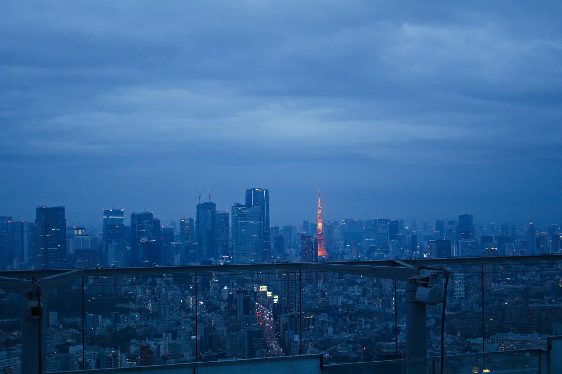 夕暮れを迎える東京の街並み