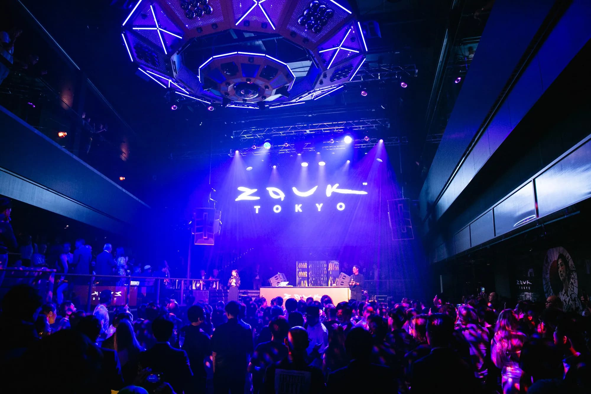 青と紫の照明に包まれたZOUK TOKYOのダンスフロア