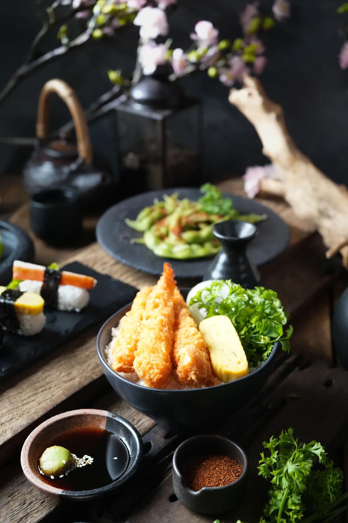 天ぷらと寿司を美しく盛り付けた日本料理