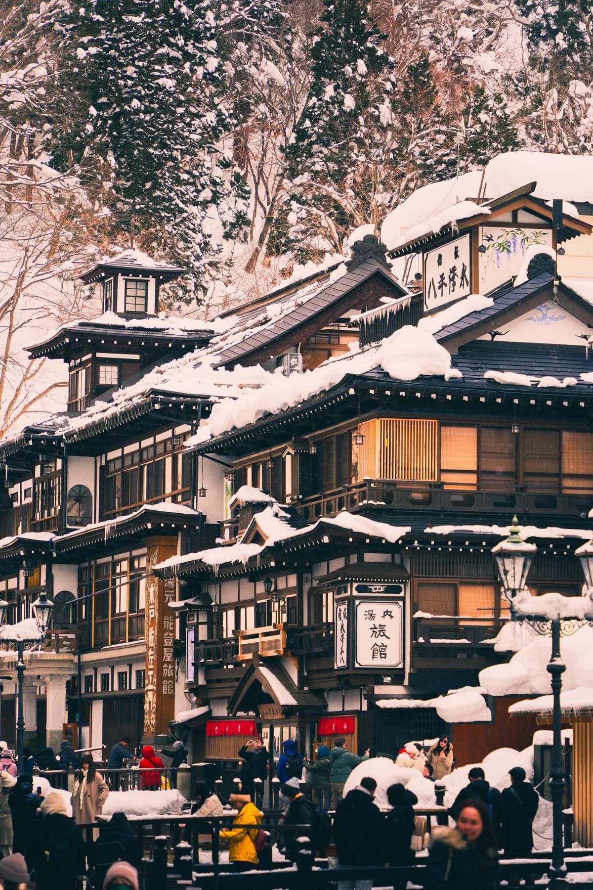 雪景色に包まれた日本の温泉街